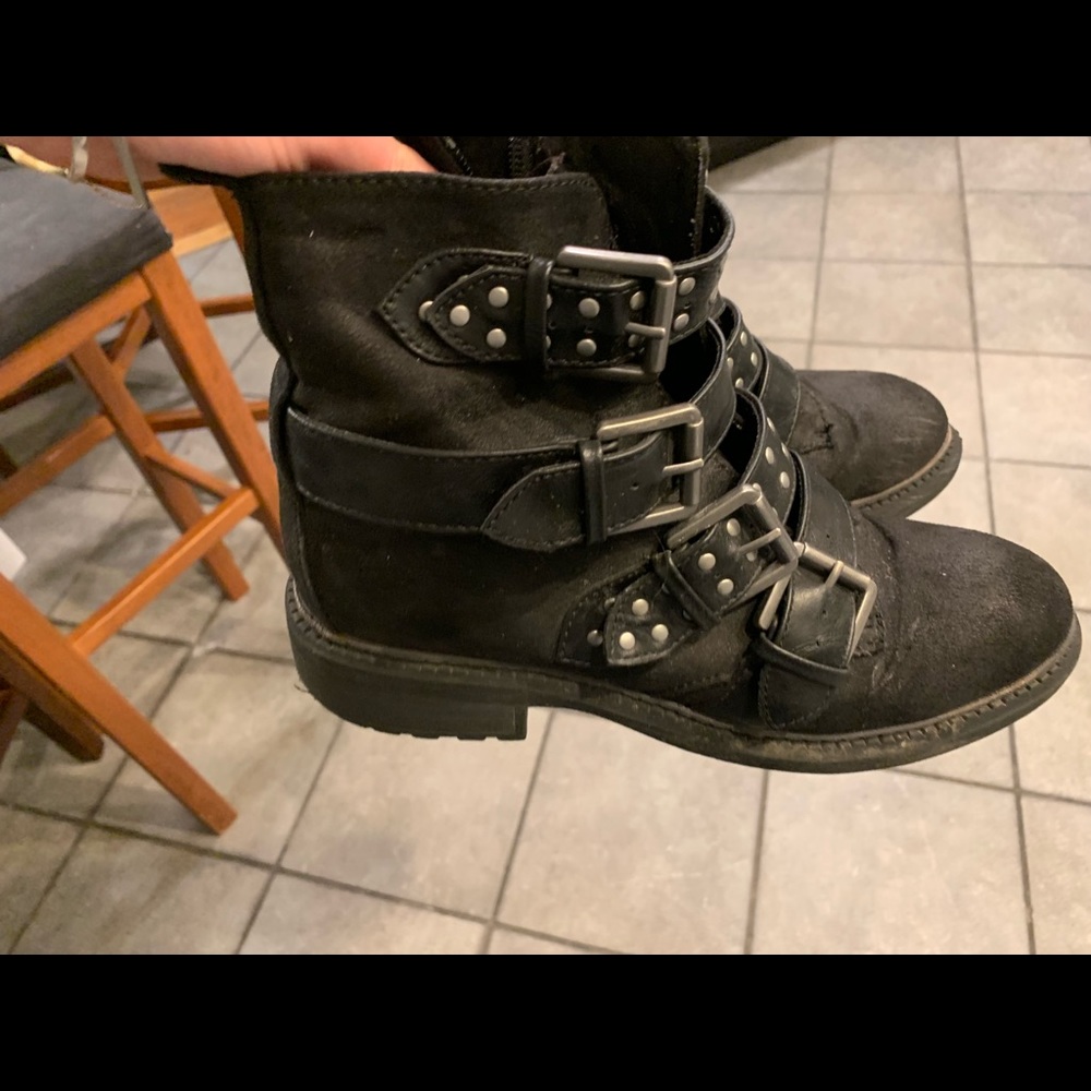 Weather-proof stylish winter boots - black